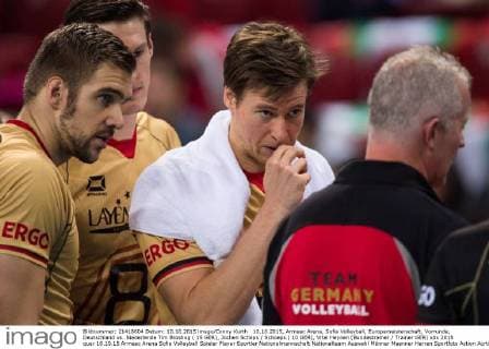 10.10.2015, Armeec Arena, Sofia Volleyball, Europameisterschaft, Vorrunde, Deutschland vs. Niederlande Tim Broshog ( 15 GER), Jochen Schöps Schoeps ( 10 GER), Vital Heynen (Bundestrainer Trainer GER)