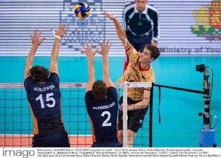 10.10.2015, Armeec Arena, Sofia Volleyball, Europameisterschaft, Vorrunde, Deutschland vs. Niederlande Block Doppelblock Thomas Koelewijn ( 15 NED), Yannick van Harskamp ( 2 NED) - Angriff Tom Strohbach ( 14 GER)