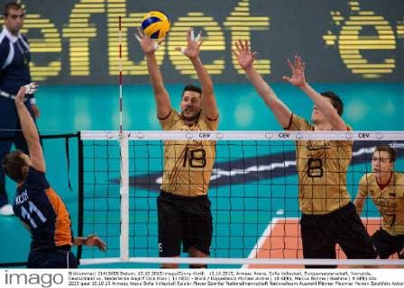 10.10.2015, Armeec Arena, Sofia Volleyball, Europameisterschaft, Vorrunde, Deutschland vs. Niederlande Angriff Dick Kooy ( 11 NED) - Block Doppelblock Michael Andrei ( 18 GER), Marcus Böhme Boehme ( 8 GER)