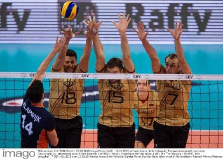 10.10.2015, Armeec Arena, Sofia Volleyball, Europameisterschaft, Vorrunde, Deutschland vs. Niederlande Angriff Niels Klapwijk ( 14 NED) - Block Dreierblock Michael Andrei ( 18 GER), Tim Broshog ( 15 GER), Dirk Westphal ( 7 GER)