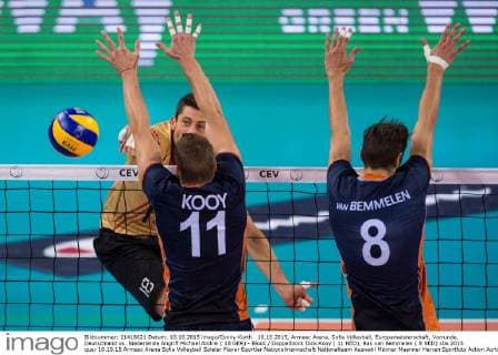 10.10.2015, Armeec Arena, Sofia Volleyball, Europameisterschaft, Vorrunde, Deutschland vs. Niederlande Angriff Michael Andrei ( 18 GER) - Block Doppelblock Dick Kooy ( 11 NED), Bas van Bemmelen ( 8 NED)