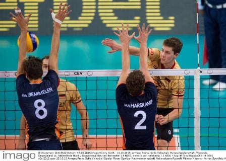 10.10.2015, Armeec Arena, Sofia Volleyball, Europameisterschaft, Vorrunde, Deutschland vs. Niederlande Block Doppelblock Bas van Bemmelen ( 8 NED), Yannick van Harskamp ( 2 NED) - Angriff Tom Strohbach ( 14 GER)
