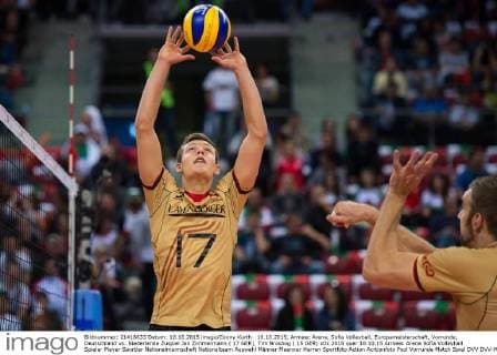 10.10.2015, Armeec Arena, Sofia Volleyball, Europameisterschaft, Vorrunde, Deutschland vs. Niederlande Zuspiel Jan Zimmermann ( 17 GER), Tim Broshog ( 15 GER)