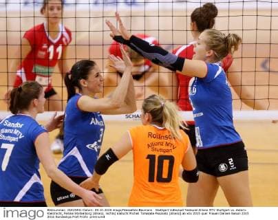 Stuttgart Volleyball Testspiel Allianz MTV Stuttgart vs. Asterix Kieldrecht, Femke Stoltenborg (Allianz, rechts) klatscht Micheli Tomazela Pissinato (Allianz) ab