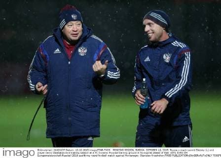 MOSCOW REGION, RUSSIA. OCTOBER 10, 2015. Russia s coach Leonid Slutsky (L) and player Denis Glushakov in a training session at a FC Dynamo Moscow training ground in Novogorsk ahead of their UEFA EURO EM Europameisterschaft Fussball 2016 qualifying round football match against Montenegro. Stanislav Krasilnikov TASS  TS00F886