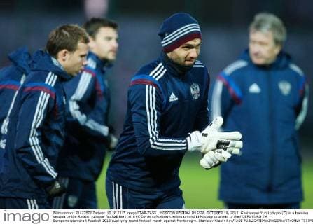MOSCOW REGION, RUSSIA. OCTOBER 10, 2015. Goalkeeper Yuri Lodygin (C) in a training session by the Russian national football team at a FC Dynamo Moscow training ground in Novogorsk ahead of their UEFA EURO EM Europameisterschaft Fussball 2016 qualifying round football match against Montenegro. Stanislav Krasilnikov TASS  TS00F875