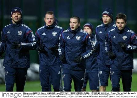 MOSCOW REGION, RUSSIA. OCTOBER 10, 2015. Dmitry Tarasov (2nd L), Vasily Berezutsky (2nd R) and other players in a training session by the Russian national football team at a FC Dynamo Moscow training ground in Novogorsk ahead of their UEFA EURO EM Europameisterschaft Fussball 2016 qualifying round football match against Montenegro. Stanislav Krasilnikov TASS  TS00F883