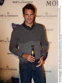Swiss tennis star Roger Federer poses at the welcome party for the 2015 Shanghai Rolex Masters tennis tournament in Shanghai, China, 10 October 2015. Roger Federer glams up welcome party for 2015 Shanghai Rolex Masters  pbu343198_10