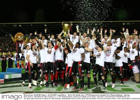 Berlin Die Spieler des 1. FFC Braunschweig bejubeln ihre Titelverteidigung , German Bowl XXXVII, Schwaebisch Hall Unicorns vs. 1. FFC Braunschweig, American Football, 10.10.2015, Copyright: Hundt xEibner-Pressefoto EP_mht