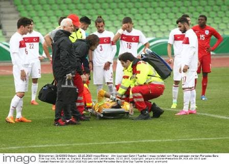 Ulm Ugurcaan Cakir ( Tuerkei ) muss verletzt vom Platz getragen werden Mercedes-Benz Elite Cup U20, Tuerkei vs. England, Fussball, U20 Laenderspiel, 10.10.2015, Copyright: Langerx xEibner-Pressefoto EP_HLR