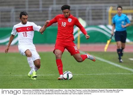Ulm Altug Tas ( Tuerkei ) rechts Cole Kpekawa ( England ) Mercedes-Benz Elite Cup U20, Tuerkei vs. England, Fussball, U20 Laenderspiel, 10.10.2015, Copyright: Langerx xEibner-Pressefoto EP_HLR
