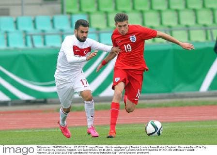 Ulm Hasan Ayaroglu ( Tuerkei ) rechts Reece Burke ( England ) Mercedes-Benz Elite Cup U20, Tuerkei vs. England, Fussball, U20 Laenderspiel, 10.10.2015, Copyright: Langerx xEibner-Pressefoto EP_HLR