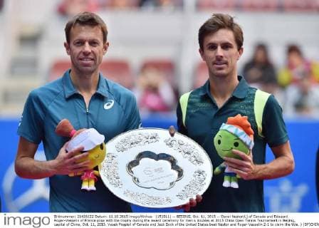 (151011) -- BEIJING, Oct. 11, 2015 -- Danel Nestor(L) of Canada and Edouard Roger-Vasselin of France pose with the trophy during the award ceremony for men s doubles at 2015 China Open Tennis Tournament in Beijing, capital of China, Oct. 11, 2015. Vasek Pospisil of Canada and Jack Sock of the United States beat Nestor and Roger-Vasselin 2-1 to claim the title. ) (SP)CHINA-BEIJING-TENNIS-CHINA OPEN-MEN S DOUBLES LixWen 