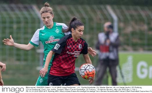 v.li.: Sophie Maierhofer (SV Werder Bremen, 4) und Hasret Kayikci (SC Freiburg, 11) im Zweikampf, Duell, duel, tackle, Fussball, Allianz Frauen-Bundesliga, SC Freiburg - SV Werder Bremen, xdgx