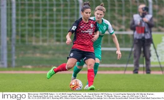 v.li.: Hasret Kayikci (SC Freiburg, 11) und Sophie Maierhofer (SV Werder Bremen, 4) im Zweikampf, Duell, duel, tackle, Fussball, Allianz Frauen-Bundesliga, SC Freiburg - SV Werder Bremen, xdgx