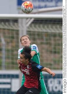 v.li.: Sophie Maierhofer (SV Werder Bremen, 4) und Lina Magull (SC Freiburg, 16) im Zweikampf, Duell, duel, tackle, Fussball, Allianz Frauen-Bundesliga, SC Freiburg - SV Werder Bremen, xdgx