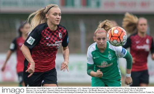 v.li.: Sarah Puntigam (SC Freiburg, 18) und Cindy König (Konig, Koenig, SV Werder Bremen, 11) im Laufduell, Fussball, Allianz Frauen-Bundesliga, SC Freiburg - SV Werder Bremen, xdgx