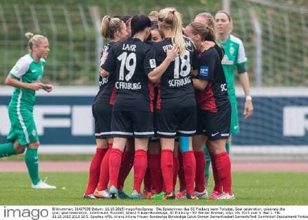 Die Spielerinnen des SC Freiburg beim Torjubel, Goal celebration, celebrate the goal, goal celebration, Jubeltraube, Fussball, Allianz Frauen-Bundesliga, SC Freiburg - SV Werder Bremen, xdgx