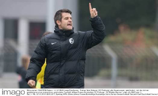 Trainer Jens Scheuer (SC Freiburg) gibt Anweisungen, gestikuliert, mit den Armen gestikulieren gives instructions, gesticulate, Fussball, Allianz Frauen-Bundesliga, SC Freiburg - SV Werder Bremen, xdgx