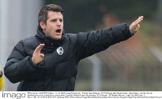 Trainer Jens Scheuer (SC Freiburg) gibt Anweisungen, gestikuliert, mit den Armen gestikulieren gives instructions, gesticulate, Fussball, Allianz Frauen-Bundesliga, SC Freiburg - SV Werder Bremen, xdgx