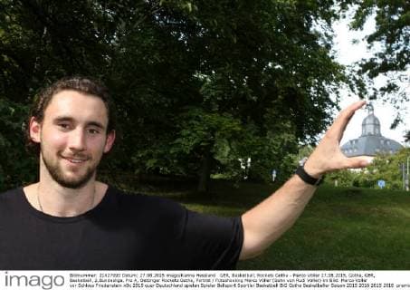 GER, Basketball, Rockets Gotha - Marco Völler 27.08.2015, Gotha, GER, Basketball, 2.Bundesliga, Pro A, Oettinger Rockets Gotha, Porträt Fotoshooting Marco Völler (Sohn von Rudi Völler) im Bild: Marco Völler vor Schloss Friedenstein
