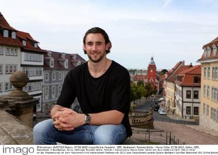 GER, Basketball, Rockets Gotha - Marco Völler 27.08.2015, Gotha, GER, Basketball, 2.Bundesliga, Pro A, Oettinger Rockets Gotha, Porträt Fotoshooting Marco Völler (Sohn von Rudi Völler) im Bild: Marco Völler an der Wasserkunst vor dem Hauptmarkt mit historischem Rathaus