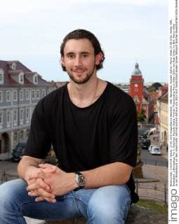 GER, Basketball, Rockets Gotha - Marco Völler 27.08.2015, Gotha, GER, Basketball, 2.Bundesliga, Pro A, Oettinger Rockets Gotha, Porträt Fotoshooting Marco Völler (Sohn von Rudi Völler) im Bild: Marco Völler an der Wasserkunst vor dem Hauptmarkt mit historischem Rathaus