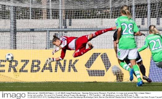 Desiree Schumann (Torwart, Frankfurt, 1) muss zum ersten Mal in dieser Saison hinter sich greifen, Tor zum 0:1, Fussball, Allianz Frauen-Bundesliga, 1. FFC Frankfurt - VfL Wolfsburg, xozx