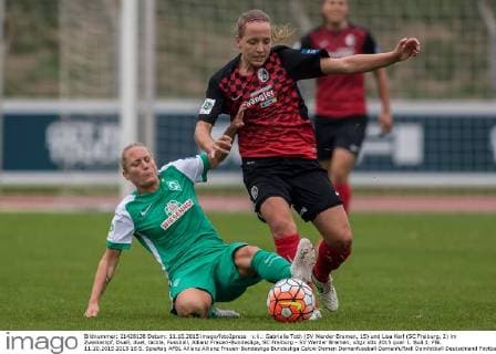 v.li.: Gabriella Toth (SV Werder Bremen, 15) und Lisa Karl (SC Freiburg, 2) im Zweikampf, Duell, duel, tackle, Fussball, Allianz Frauen-Bundesliga, SC Freiburg - SV Werder Bremen, xdgx