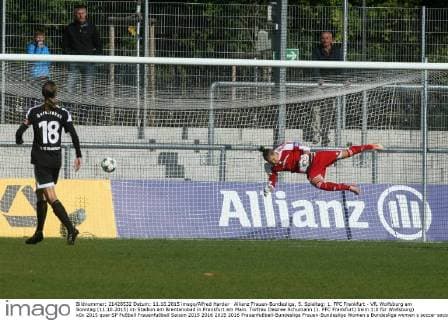 Allianz Frauen-Bundesliga, 5. Spieltag: 1. FFC Frankfurt - VfL Wolfsburg am Sonntag (11.10.2015) im Stadion am Brentanobad in Frankfurt am Main. Torfrau Desiree Schumann (1. FFC Frankfurt) beim 1:0 für Wolfsburg)