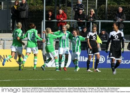 Allianz Frauen-Bundesliga, 5. Spieltag: 1. FFC Frankfurt - VfL Wolfsburg am Sonntag (11.10.2015) im Stadion am Brentanobad in Frankfurt am Main. Jubel Wolfsburg nach 1:0.