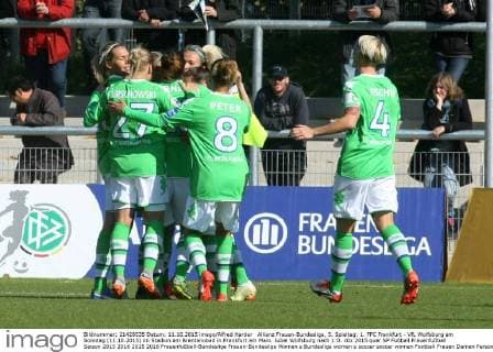 Allianz Frauen-Bundesliga, 5. Spieltag: 1. FFC Frankfurt - VfL Wolfsburg am Sonntag (11.10.2015) im Stadion am Brentanobad in Frankfurt am Main. Jubel Wolfsburg nach 1:0.