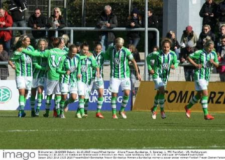 Allianz Frauen-Bundesliga, 5. Spieltag: 1. FFC Frankfurt - VfL Wolfsburg am Sonntag (11.10.2015) im Stadion am Brentanobad in Frankfurt am Main. Jubel Wolfsburg nach 1:0.