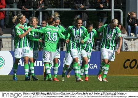 Allianz Frauen-Bundesliga, 5. Spieltag: 1. FFC Frankfurt - VfL Wolfsburg am Sonntag (11.10.2015) im Stadion am Brentanobad in Frankfurt am Main. Jubel Wolfsburg nach 1:0.