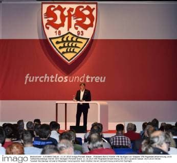 Präsident Bernd Wahler VfB Stuttgart vor Wappen VfB Mitgliederversammlung 2015 Fußball Bundesliga Herren GER Stuttgart Porsche-Arena 11.10.2015 VfB Mitgliederversammlung