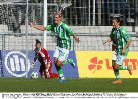 Allianz Frauen-Bundesliga, 5. Spieltag: 1. FFC Frankfurt - VfL Wolfsburg am Sonntag (11.10.2015) im Stadion am Brentanobad in Frankfurt am Main. Jubel nach 2:0 für Wolfsburg durch Lena Goeßling (Goessling) (VfL Wolfsburg). Torfrau Desiree Schumann (1. FFC Frankfurt).