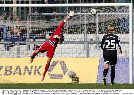 Desiree Schumann (Torwart, Frankfurt, 1) muss zum zweiten Mal hinter sich greifen, 0:2, Tor, Fussball, Allianz Frauen-Bundesliga, 1. FFC Frankfurt - VfL Wolfsburg, xozx