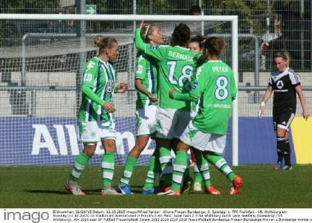 Allianz Frauen-Bundesliga, 5. Spieltag: 1. FFC Frankfurt - VfL Wolfsburg am Sonntag (11.10.2015) im Stadion am Brentanobad in Frankfurt am Main. Jubel nach 2:0 für Wolfsburg durch Lena Goeßling (Goessling) (VfL Wolfsburg).