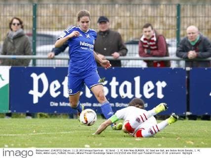 SC Sand - 1. FC Köln Nina BURGER, SC Sand am Ball, am Boden Nicole Bender, 1. FC Koeln, Aktion quer, Fußball, Frauen, Allianz-Frauen-Bundesliga Saison 2015 2016
