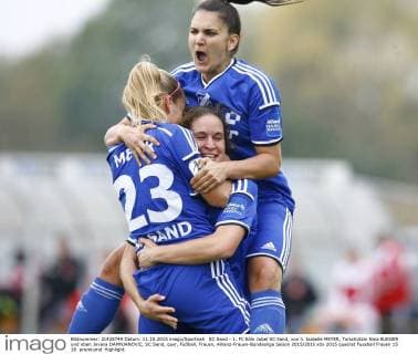 SC Sand - 1. FC Köln Jubel SC Sand, von li. Isabelle MEYER, Torschützin Nina BURGER und oben Jovana DAMNJANOVIC, SC Sand, quer, Fußball, Frauen, Allianz-Frauen-Bundesliga Saison 2015 2016
