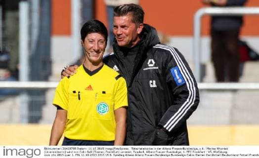 Tätschelattacke in der Allianz Frauen-Bundesliga, v.li.: Marina Wozniak (Linienrichterin) wird von Colin Bell (Trainer, Frankfurt) umarmt, Fussball, Allianz Frauen-Bundesliga, 1. FFC Frankfurt - VfL Wolfsburg, xozx