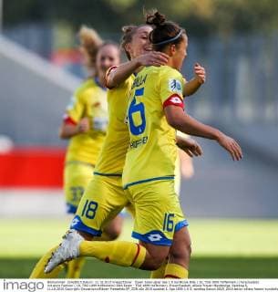 Essen Jubel ueber das 1:0 bei Nicole Billa ( 16, TSG 1899 Hoffenheim) (Torschuetze) mit Anne Fuehner ( 18, TSG 1899 Hoffenheim) SGS Essen - TSG 1899 Hoffenheim, Frauenfussball, Allianz Frauen-Bundesliga, Spieltag 5, 11.10.2015 Copyright: Deutzmann Eibner-Pressefoto EP_CDN