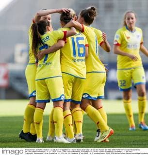 Essen Jubel ueber das 1:0 bei den Frauen der TSG 1899 Hoffenheim durch Nicole Billa ( 16, TSG 1899 Hoffenheim) (3 v. l.) SGS Essen - TSG 1899 Hoffenheim, Frauenfussball, Allianz Frauen-Bundesliga, Spieltag 5, 11.10.2015 Copyright: Deutzmann Eibner-Pressefoto EP_CDN