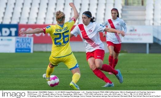 v.li.: Sophie Howard (TSG 1899 Hoffenheim, 26) im Zweikampf mit Charline Hartmann (SGS Essen, 13), Fussball, Allianz Frauen-Bundesliga, SGS Essen - TSG 1899 Hoffenheim, xobx