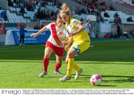 v.li.: Charline Hartmann (SGS Essen, 13) im Zweikampf mit Sophie Howard (TSG 1899 Hoffenheim, 26), Fussball, Allianz Frauen-Bundesliga, SGS Essen - TSG 1899 Hoffenheim, xobx
