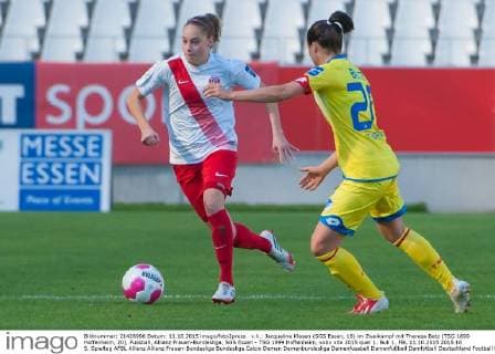 v.li.: Jacqueline Klasen (SGS Essen, 16) im Zweikampf mit Theresa Betz (TSG 1899 Hoffenheim, 20), Fussball, Allianz Frauen-Bundesliga, SGS Essen - TSG 1899 Hoffenheim, xobx