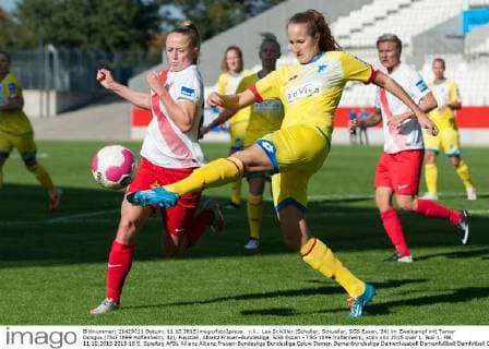 v.li.: Lea Schüller (Schuller, Schueller, SGS Essen, 24) im Zweikampf mit Tamar Dongus (TSG 1899 Hoffenheim, 32), Fussball, Allianz Frauen-Bundesliga, SGS Essen - TSG 1899 Hoffenheim, xobx