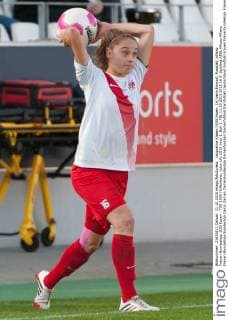 Jacqueline Klasen (SGS Essen, 16) beim Einwurf, Fussball, Allianz Frauen-Bundesliga, SGS Essen - TSG 1899 Hoffenheim, xobx