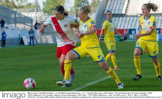 v.li.: Charline Hartmann (SGS Essen, 13) im Zweikampf mit Kristin Demann (TSG 1899 Hoffenheim, 4), Fussball, Allianz Frauen-Bundesliga, SGS Essen - TSG 1899 Hoffenheim, xobx