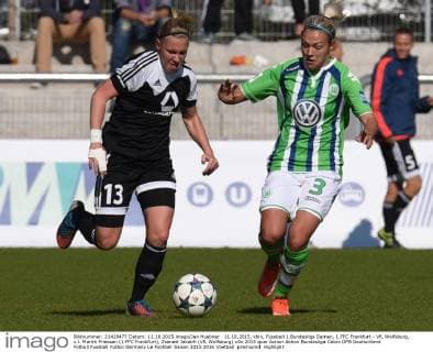 11.10.2015, xblx, Fussball 1.Bundesliga Damen, 1.FFC Frankfurt - VfL Wolfsburg, v.l. Marith Priessen (1.FFC Frankfurt), Zsanett Jakabfi (VfL Wolfsburg)